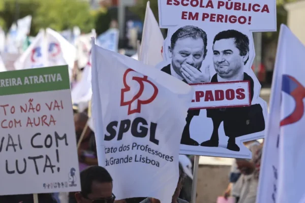 Professores exigem valorização imediata da carreira