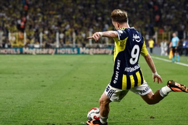 Kerem Aktürkoğlu enfrenta suspensão de 12 jogos