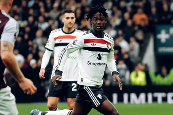 Kobbie Mainoo pode deixar o Manchester United em janeiro e principal interessado é clube da Itália