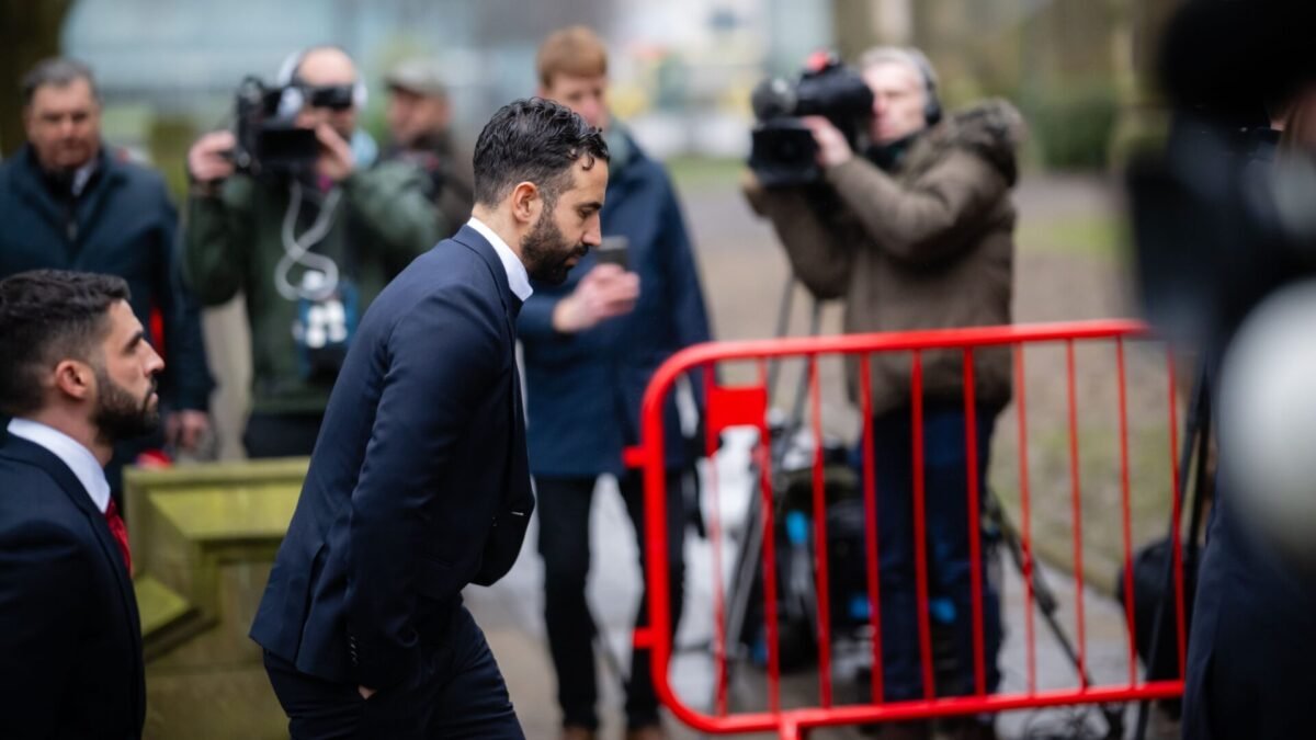 Se os comentadores entram na sua cabeça, não deveria jogar por esse clube" - Crítica de Gary Neville a Ruben Amorim