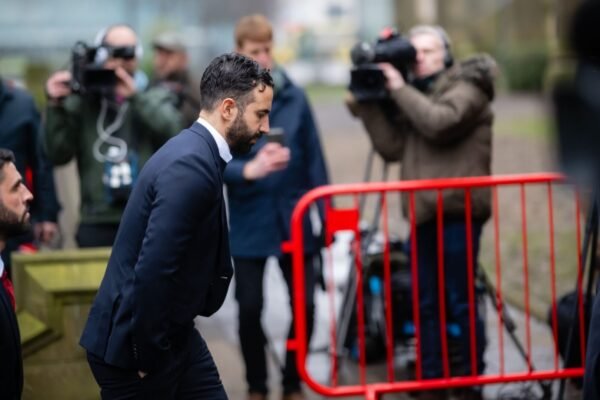 Se os comentadores entram na sua cabeça, não deveria jogar por esse clube" - Crítica de Gary Neville a Ruben Amorim