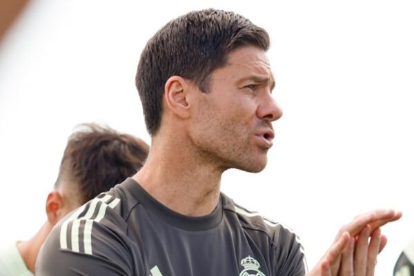 Xabi Alonso convoca coqueluche da formação do Real Madrid para jogo da La Liga