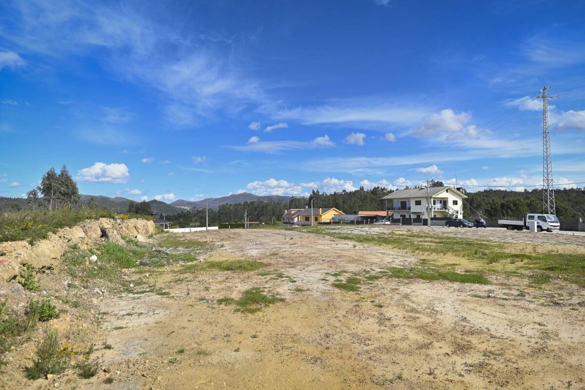 Alienação de 3 Lotes Habitacionais na Lomba: Edital Público