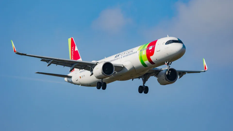 Incidente no Aeroporto do Porto Danifica Avião da TAP