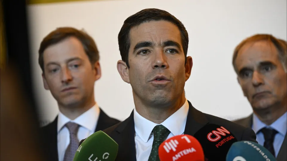 Proibição de Apoios Sociais a Imigrantes: Governo Desmente Compromisso com Chega