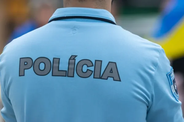 Homem Esfaqueado na Cara em Lisboa: Duas Detidas por Agressão a PSP