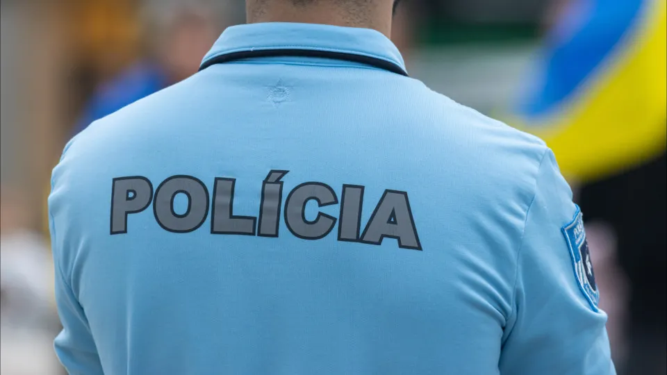 Homem Esfaqueado na Cara em Lisboa: Duas Detidas por Agressão a PSP
