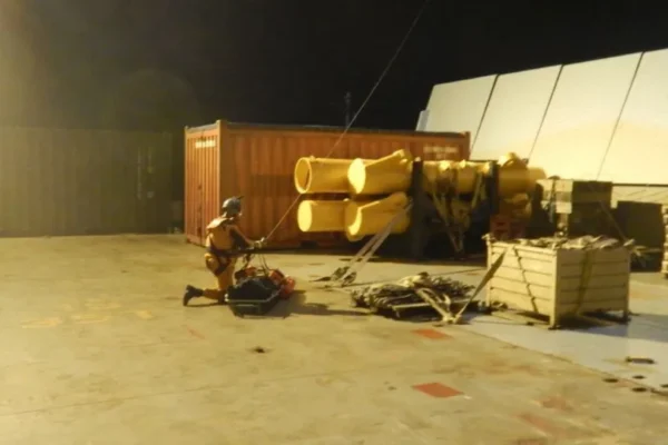 Ucraniano resgatado de navio apresenta sintomas de apendicite