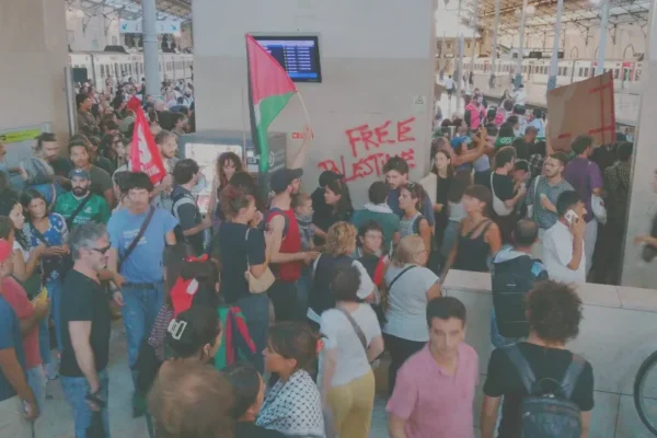Manifestantes Tomam a Estação do Rossio: Brigada da PSP Presente