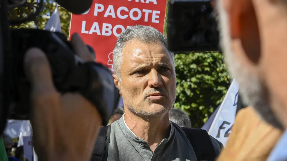 Fenprof rejeita revisão da carreira para além de 2027 com professores