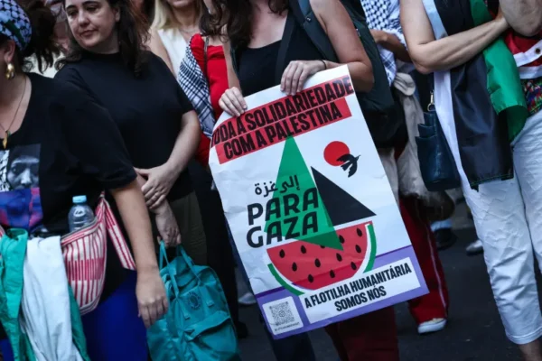 Protesto pró-Palestina impede saída de debate; carro de Leitão bloqueado