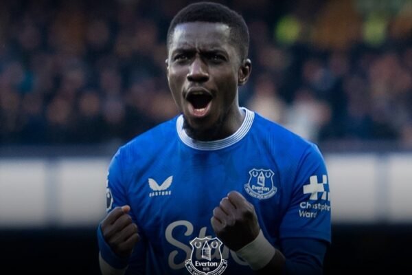 Idrissa Gueye pede desculpas após agressão a colega de equipa e admite: «As emoções podem sobrepor-se, mas nada justifica essa atitude»