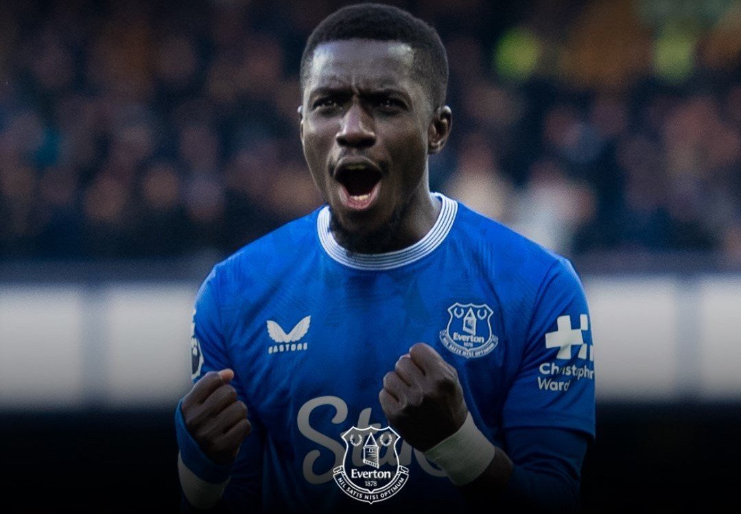 Idrissa Gueye pede desculpas após agressão a colega de equipa e admite: «As emoções podem sobrepor-se, mas nada justifica essa atitude»