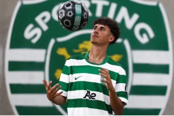 José Fernandes assina contrato profissional com o Sporting: «Meu sonho é chegar à equipa A»