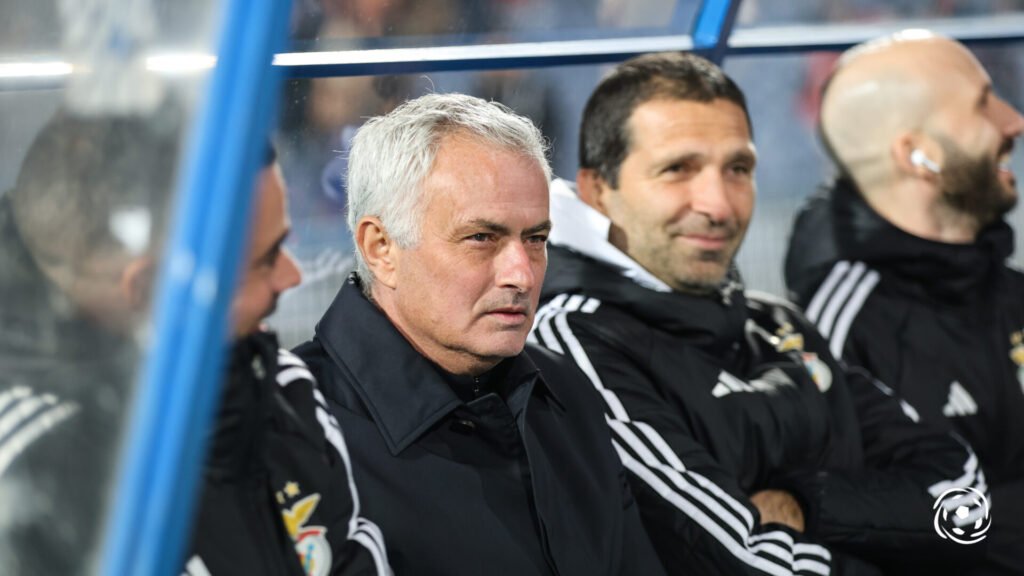 José Mourinho critica o plantel: «Primeira parte pobre e falta de seriedade»