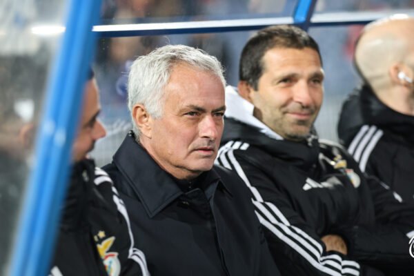 José Mourinho critica o plantel: «Primeira parte pobre e falta de seriedade»
