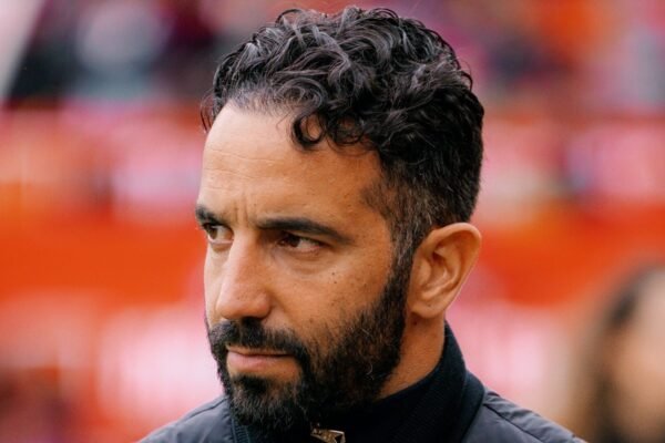 Ruben Amorim perde no comando do Manchester United e críticas ressurgem: "Parece-me o primeiro treinador que se mantém fiel a um sistema