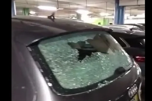 Jovem Detido Após Surto no Aeroporto de Lisboa: Carros Destruídos