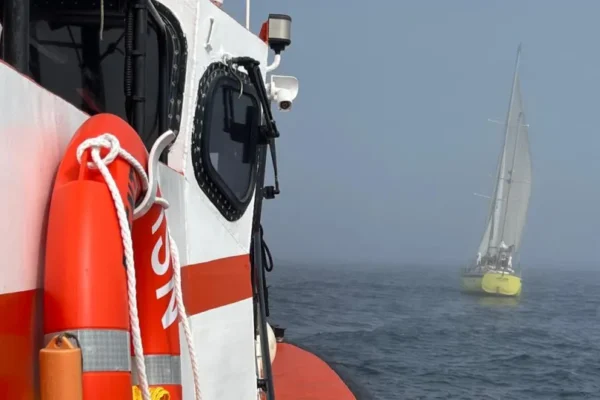 Resgate de Tripulantes de Veleiro em Viana Durante Interação com Orcas