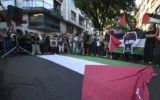 Protesto a favor da Palestina acontece no exterior do debate em Lisboa