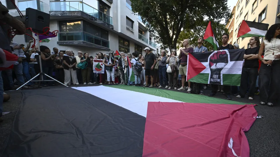 Protesto a favor da Palestina acontece no exterior do debate em Lisboa