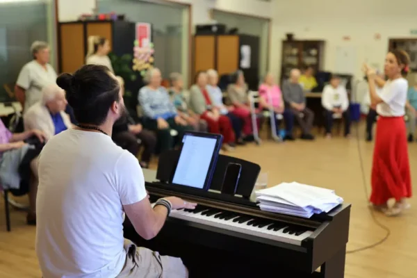 Mais de 1.550 idosos vítimas de crime foram apoiados pela APAV até agosto