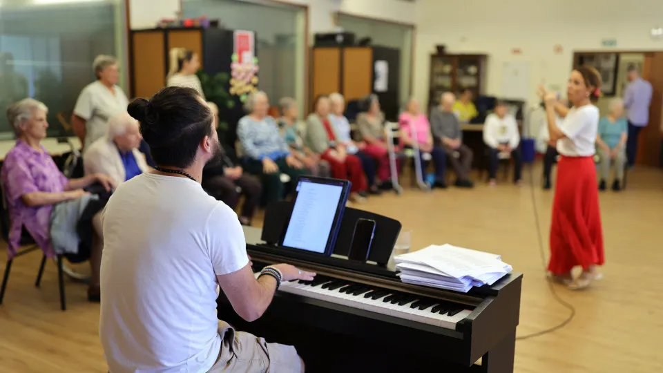 Mais de 1.550 idosos vítimas de crime foram apoiados pela APAV até agosto