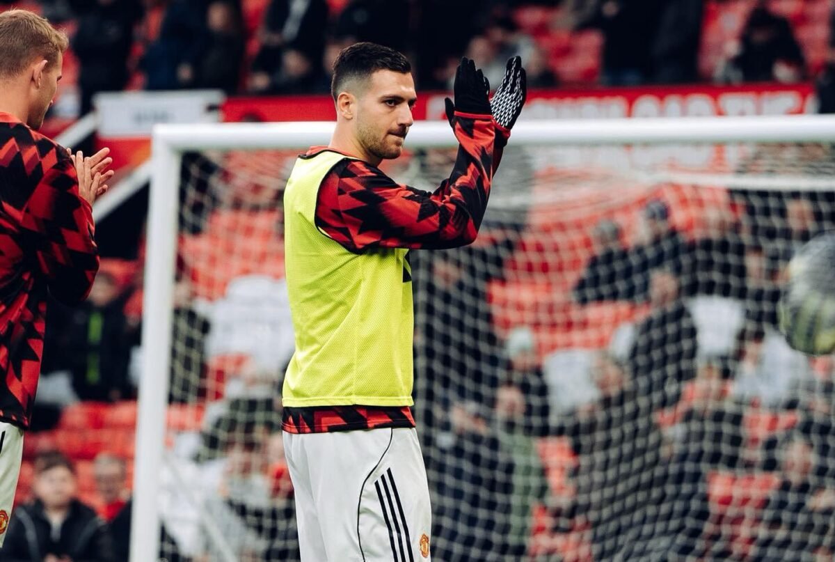 "Jogadores como Dalot não fazem o suficiente após a derrota do Manchester United"