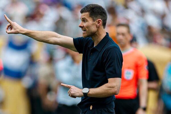 Xabi Alonso Sob Ataque: Pai do Jogador Critica Treinador e Invoca a Bíblia