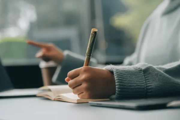 Estudantes Protestam Contra Propinas no Último Dia de Discussão do OE