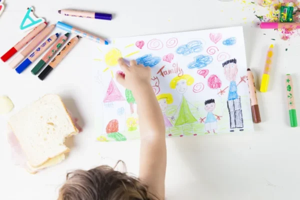 Funcionária de creche grava momento em que puxa braço de menina em Braga