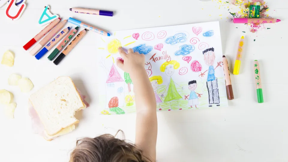 Funcionária de creche grava momento em que puxa braço de menina em Braga