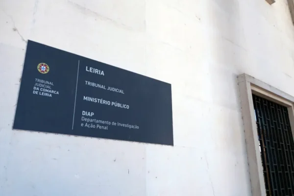 Homem condenando a prisão em Leiria por arrendar casas que não eram suas