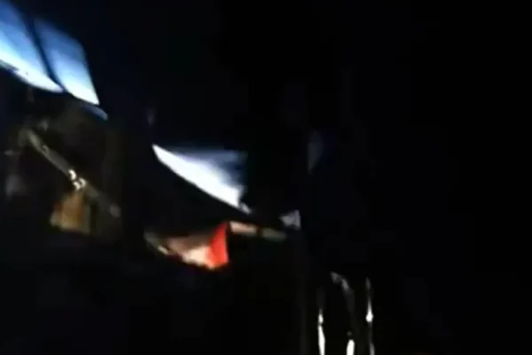 Momento em que o barco de Mortágua é interceptado: 'Mãos ao alto'