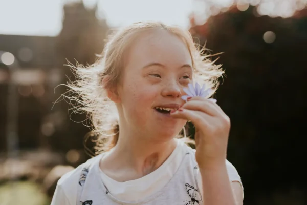 Cientistas reprogramam circuitos cerebrais da síndrome de Down ao restaurar uma molécula ausente