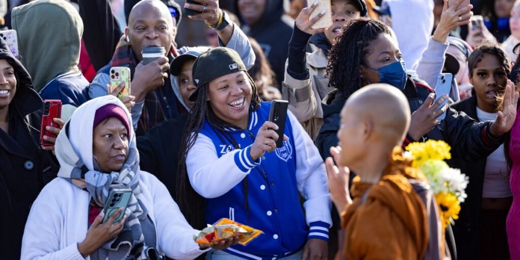 Monjes budistas continuam sua caminhada pela paz de Texas a DC, mesmo após serem atropelados na estrada fora de Houston