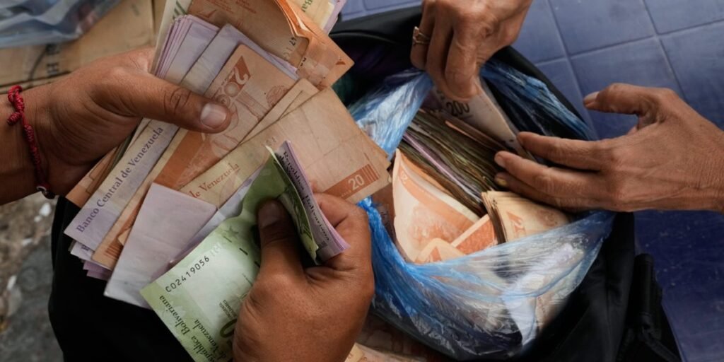 Enfrentando uma inflação de 682%, venezuelanos trabalham em três ou mais empregos e ainda mal conseguem comprar comida: 'Tudo é tão caro'
