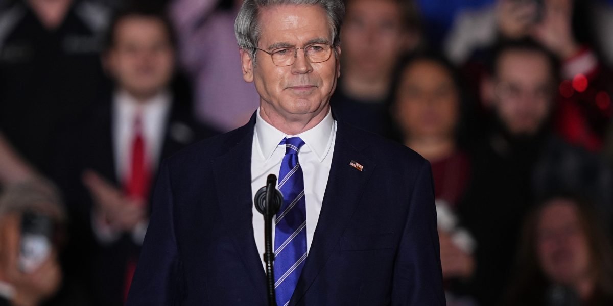 A visita de Bessent a Minnesota traz mais promessas de combate à fraude, enquanto as tensões aumentam com o governo do estado e da Somália