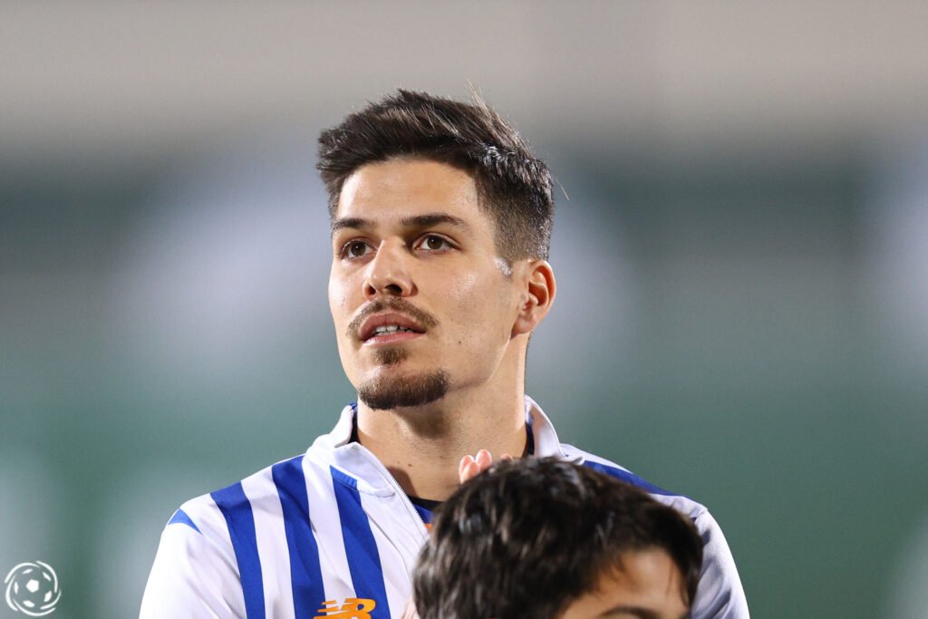 Francisco Moura deixa o jogo por lesão aos 29 minutos