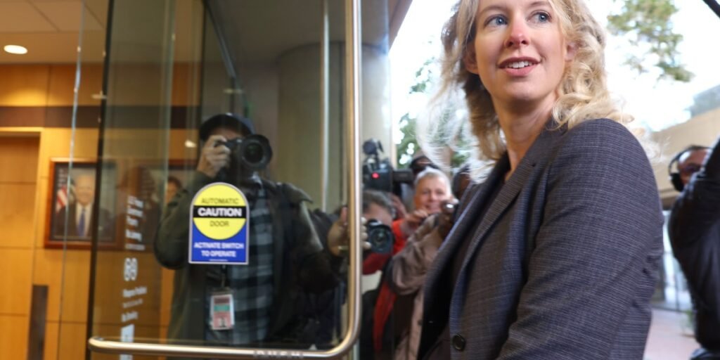 Trump concede clemência a vários fraudadores de colarinho branco de alto perfil. Elizabeth Holmes pode ser a próxima?