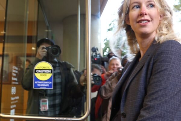 Trump concede clemência a vários fraudadores de colarinho branco de alto perfil. Elizabeth Holmes pode ser a próxima?