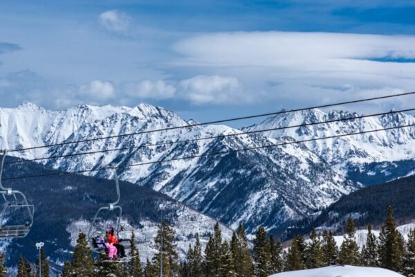 A Vail Resorts enfrenta um ano muito seco: reporta um recorde de baixa no acúmulo de neve, levando a uma revisão para baixo da previsão de lucros de 2026.