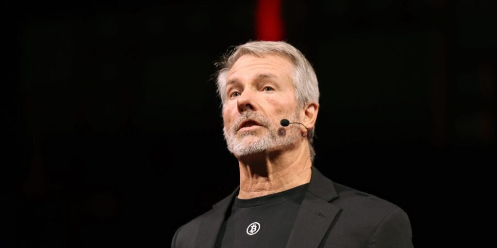 A estratégia de Michael Saylor flerta novamente com o limite de perigo em que sua empresa vale menos que seu Bitcoin.