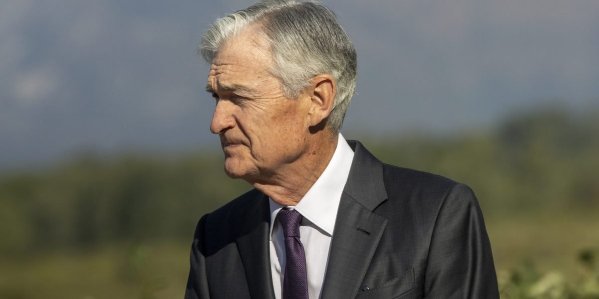 "Somos Jerome Powell: A Gen Z encontra um herói de meme inesperado no presidente do Fed através de músicas de IA e edições de fãs"