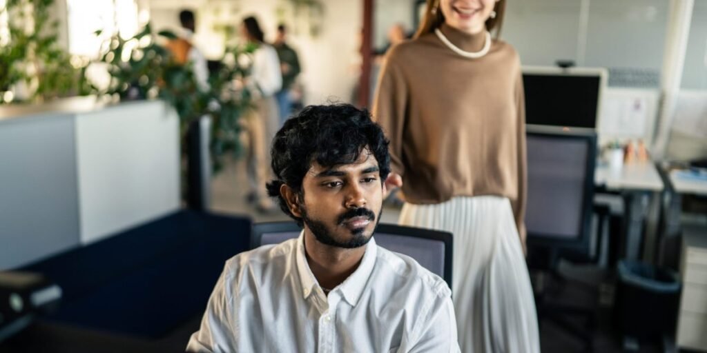 Geração Z acredita que o uso de IA está deixando os colegas burros e preguiçosos, mas pode vê