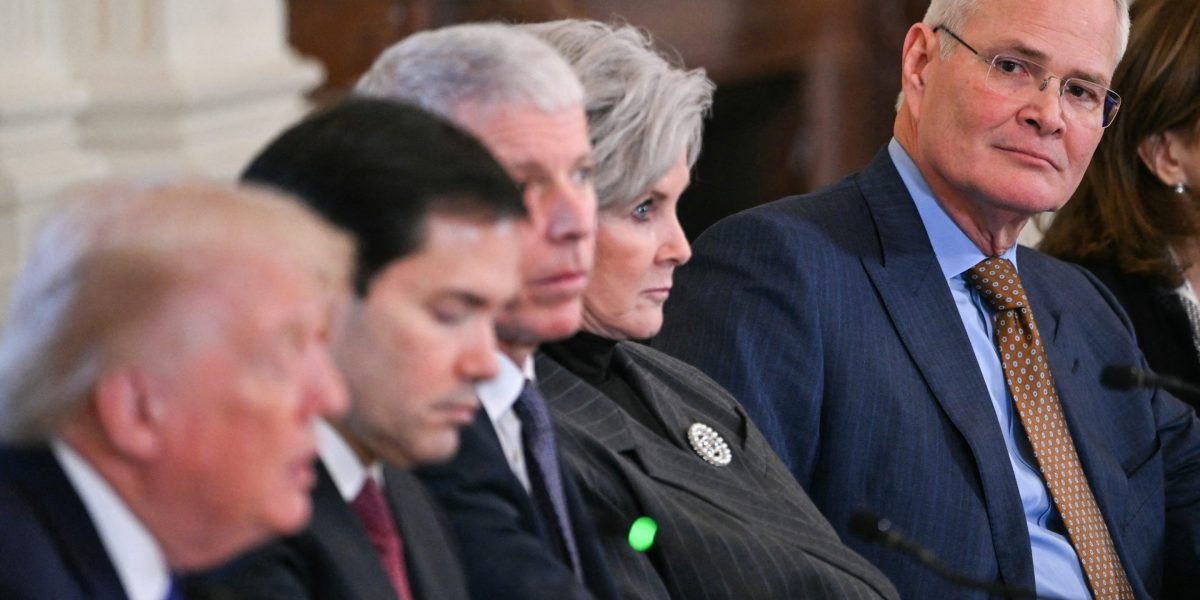 Trump ameaça manter Exxon 'bonitinha demais' fora da Venezuela após CEO fornecer alerta sobre indústria 'não investível'