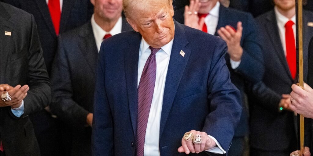 'Dedolarização' está morta: Investidores ignoram dramas de Trump enquanto se acumulam em ativos dos EUA