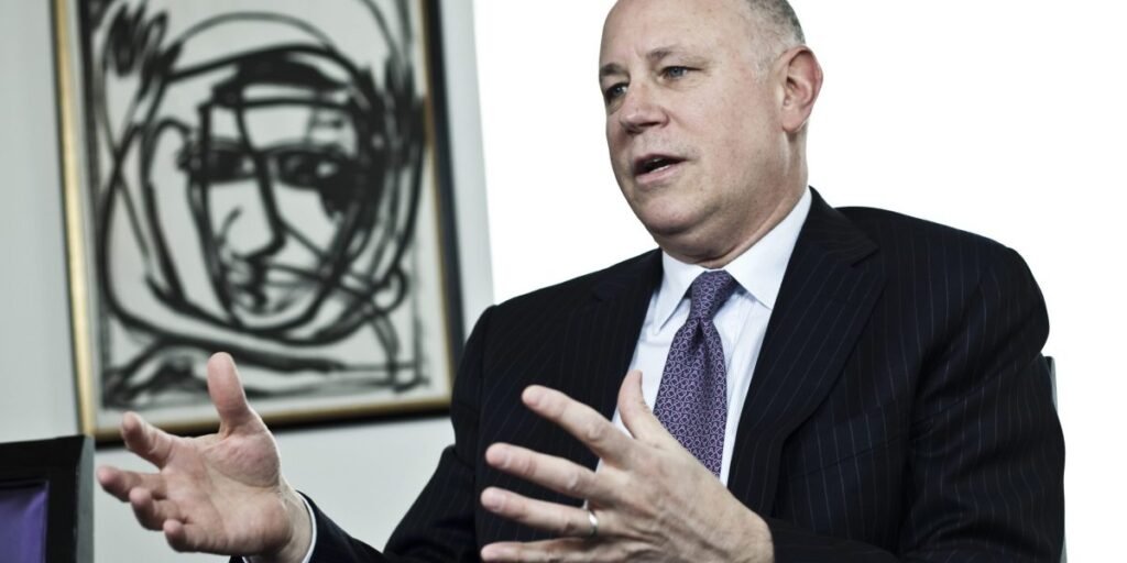 Conheça o bilionário autossuficiente que comprou uma empresa quase falida de Warren Buffett por $1.000 e a transformou em um gigante de $98 bilhões.