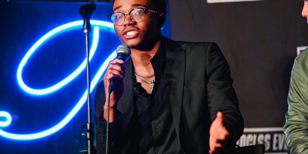 Este jovem de 22 anos que abandonou a faculdade ganha $700.000 por ano com 'AI slop' enquanto as pessoas dormem