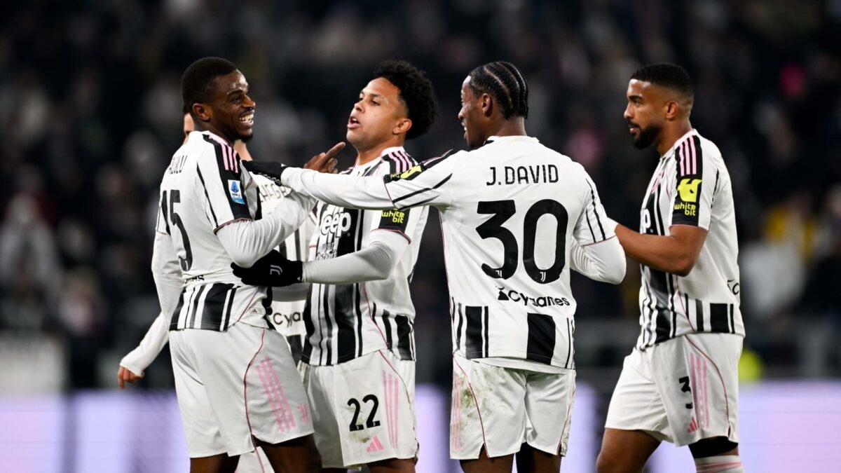 Juventus busca substituto para João Mário e observa lateral do Manchester United